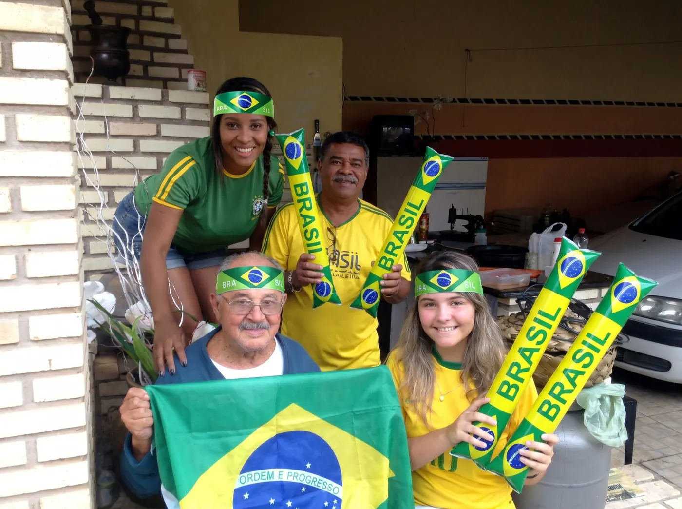 Família reunida assistindo Brasil na Copa